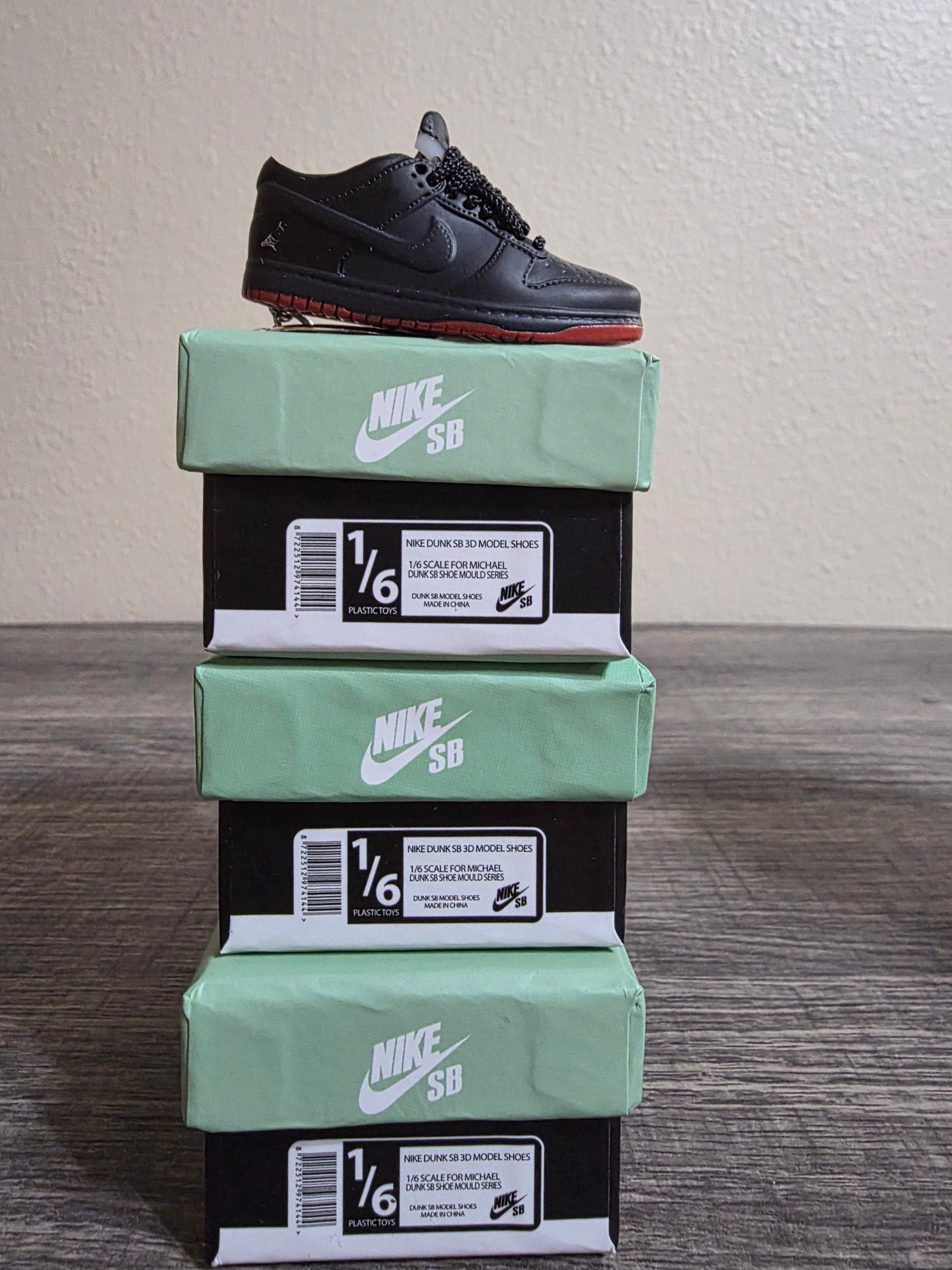 Nike SB Black Pigeon Mini Sneaker Keychain
